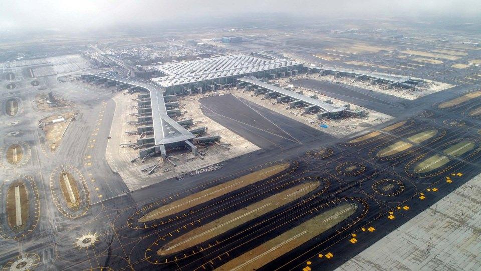 <p> THY, İstanbul Yeni Havalimanı'ndan Ankara, Ercan ve Bakü seferlerini gerçekleştirecek. Seferler zamanla kademeli olarak attırılacak.</p>
