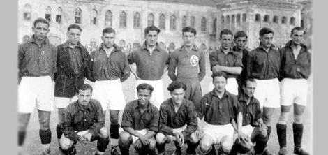 <p><strong>Karma takım: FenerSaray</strong><br />
<br />
Fenerbahçe ile Galatasaray, 1934 yılında Türkiye'ye davet ettikleri yabancı takımlarla birer kez hazırlık maçı yaptıktan sonra, üçüncü maçı "Fenerbahçe-Galatasaray Karması" şeklinde oynadılar.</p>

<p>Bu karmanın forması ise iki kulübün renklerinin karışımı olan lacivert, sarı ve kırmızıdan oluştu.</p>
