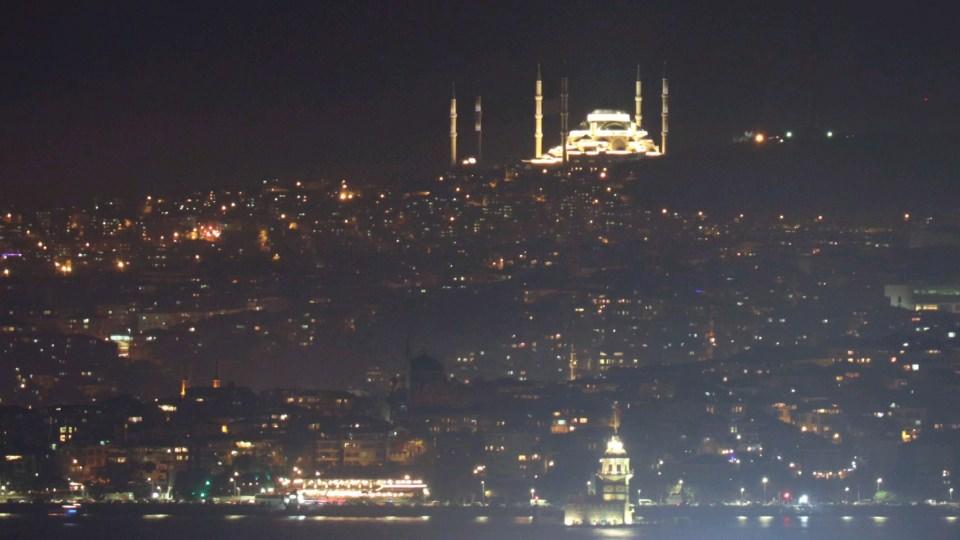 <p>Caminin 72 metre yüksekliğinde 35 metre çapında dev ana kubbesi bulunuyor. Cami 4'ü 107.1 metre, 2'si ise 90'ar metre uzunluğunda 6 minareye sahip. </p>