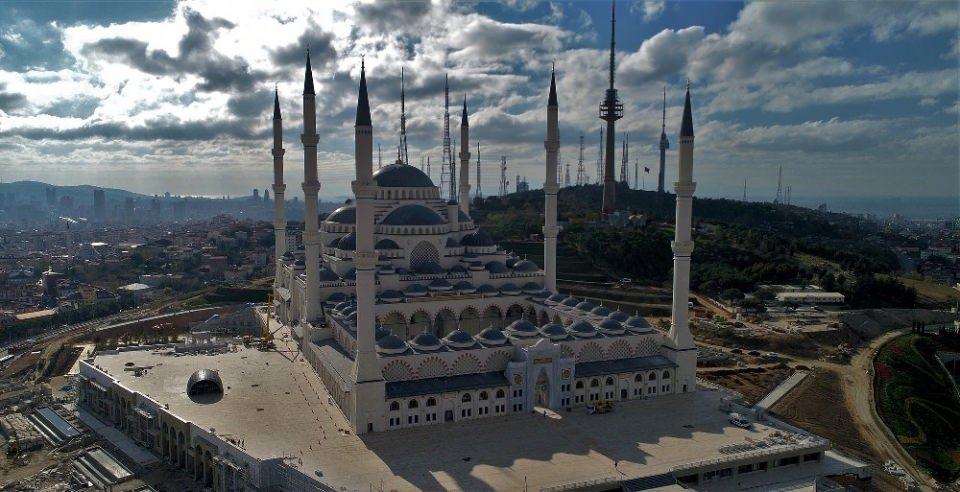 <p><strong>EN BÜYÜK CAMİ OLACAK</strong><br />
<br />
En büyük cami kompleksi olacak Çamlıca Camii, 63 bin kişinin aynı anda ibadet edebileceği şekilde planlandı. 6 minareli camide, 11 bin metrekare büyüklüğünde Türk İslam eserlerinin yer alacağı bir müze ile 3 bin 500 metrekare büyüklüğünde bir sanat galerisi olacak. Komplekste ayrıca sanat atölyeleri, kütüphaneler ve konferans salonları, 3 bin 500 araç kapasiteli katlı bir otopark bulunuyor. </p>