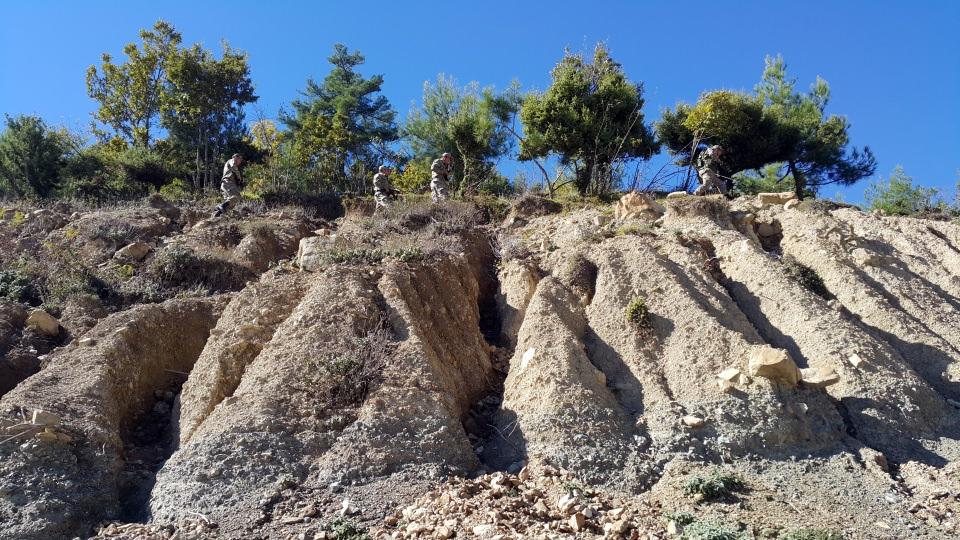 <p>Sabah erken saatlerde göreve başlayan güvenlik korucuları, çoğu zaman yemek ihtiyaçlarını da arazide gideriyor. Sarp kayalık ve ormanlık alanlarda arazi taraması yapan korucular, bölgeyi iyi bildikleri için jandarma timleriyle operasyonlara da katılarak, terörle mücadeleye etkin destek veriyor.</p>
<p> </p>