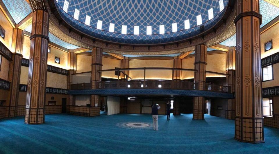 <p>Sultan Mtrat Yayla Camii Külliyesi Yaptırma ve Yaşatma Derneği üyelerinden Mustafa Liman, IV. Murad’ın 1635 yılında İran seferi dönüşü 40 bin kişilik ordusu ile Cuma namazını kıldığı ilk yere yapılan caminin tamamlandığını belirterek caminin avlusundan sergilenen taşın sefer dönüşü kılınan ilk Cuma namazında kıble taşı olarak kullanıldığı söyledi. </p>