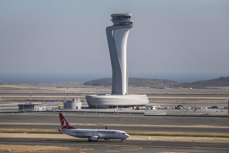 <p>Cumhurbaşkanı Recep Tayyip Erdoğan ve çok sayıda devlet başkanının katılımıyla hizmete açılacak olan İstanbul Yeni Havalimanı'na THY uçaklarının iniş yaptığı görüldü.</p>
<p> </p>