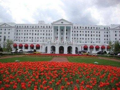 <p><strong>The Greenbrier </strong><br />
  <br />
"Greenbrier Hotel" in altına inşaat edilmiş olan bu yerin amacı nükleer bir saldırı sırasında Amerikan kongre üyelerinin ve başkanın 30 yıl boyunca burada sığınacak olmasıdır.</p>
