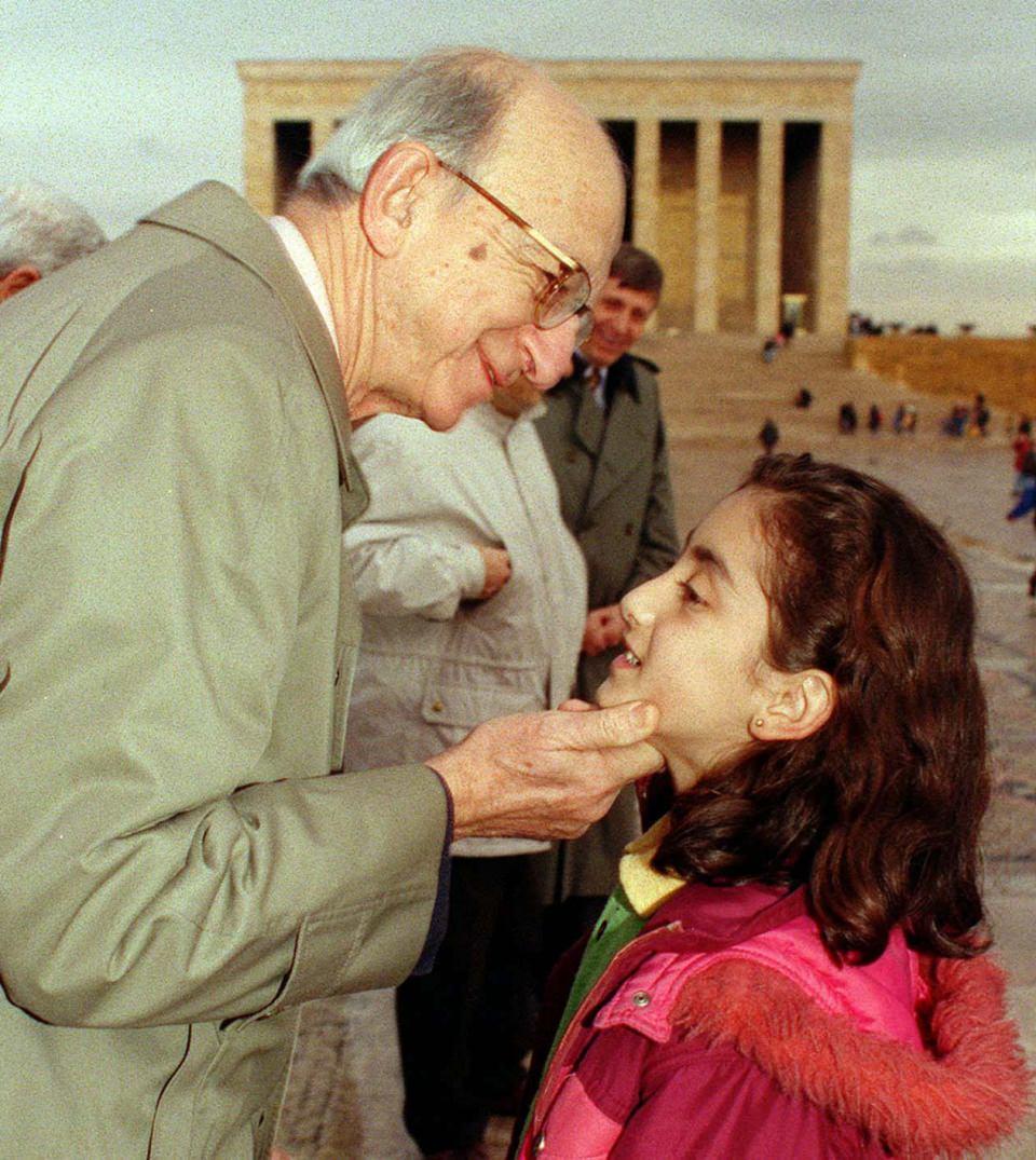 <p>İnönü, sonrasında aktif siyaseti bırakarak, siyasi kariyerini noktaladı. 2001'de CHP Genel Başkanı Deniz Baykal'ın bazı uygulamalarına tepki göstererek, CHP'den de istifa eden İnönü, sosyal demokrat çevrelerden yapılan ısrarlara rağmen aktif siyasete dönmedi.</p>

<p> </p>
