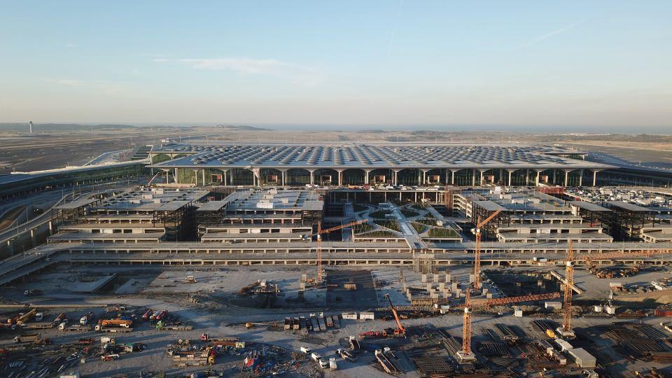 <p>Bugün havalimanının 90 milyon yolcu kapasiteli ilk fazı faaliyete başlayacak. İstanbul Yeni Havalimanı'nın terminal büyüklüğü 1.3 milyon metrekare, toplam inşaat alanı ise 76,5 milyon metrekarelik bir alan üzerine kuruldu.</p>
