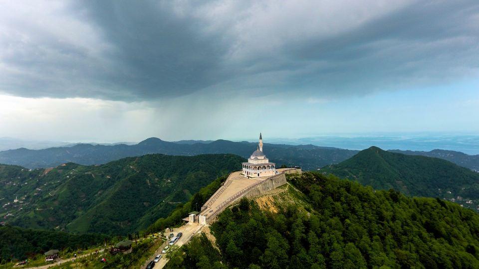 <p> Camiyi dizilerde gören yerli- yabancı turistler de bölgeye ziyarete geliyor.</p>