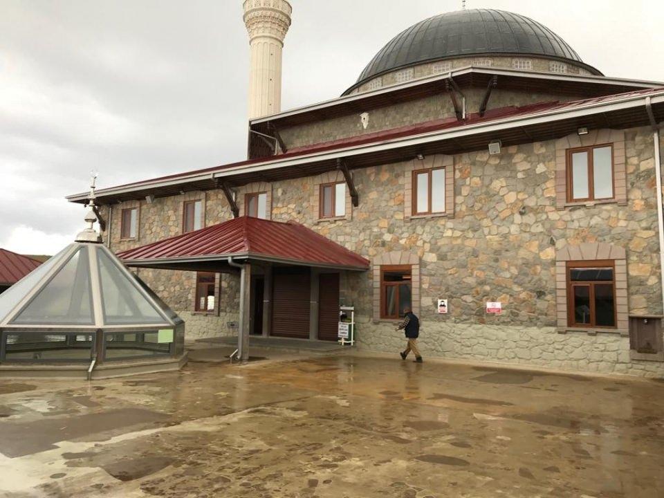 <p>Herkesi Sultan Murat Yaylası’nda yapılan bu külliyeye davet ediyoruz. Burası gerçekten tarih kokan bir yer” dedi. </p>