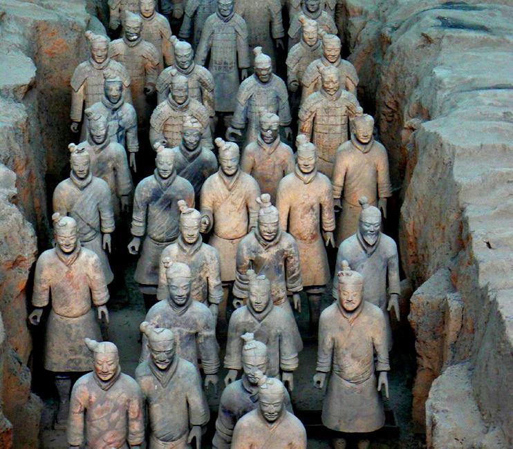 <p>Bu gizemli heykellerin "İlklerin imparatoru" olarak bilinen Çin Şı Huang'ın mezarını koruduğuna inanılmaktadır.</p>

<p> </p>
