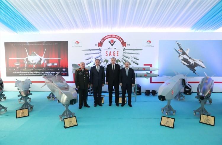<p> Cumhurbaşkanı Erdoğan, açılış töreni öncesi TÜBİTAK SAGE tarafından F-35 savaş uçakları için tasarlanan yerli ve milli mühimmatların sergilendiği alanı gezdi. </p>
