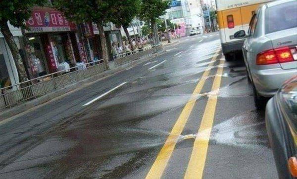 <p>Güney Kore'de depolanan yağmur suları, zaman zaman yolları temizlemek için kullanılıyor.</p>
