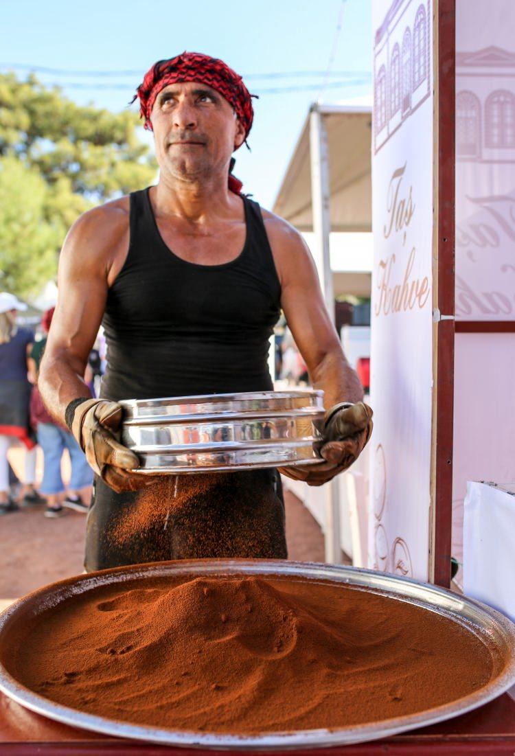 <p>Balıkesir'in Ayvalık ilçesindeki Cunda Adası'ndan Antalya'ya Kahve Festivali'ne katılmak için gelen Ferit Toprak (52), kahve tutkunlarına hünerlerini sergiledi. Toprak, 10 kilo kahve çıkarmak için her gün 10 saat kahve dövdüğünü söyledi.</p>

