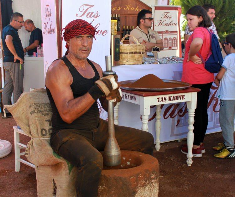 <p><strong>'PAZULARIMI DİBEK KAHVESİNE BORÇLUYUM'</strong></p>
<p>Dibek kahvesinin yapımında el emeği ve alın terinin çok fazla olduğunu, ister istemez kol kaslarının da çalıştığını söyleyen Toprak, "80 kiloyum. 20 kiloluk tokmağı 10 sene boyunca bu havana vurdum, sonuç ortada. Hem lezzet üretiyorum hem de spor yapıyorum. Pazularımı dibek kahvesine borçluyum" dedi.</p>