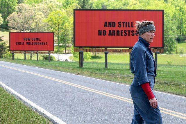 <p>There Billboard Outside Ebbing, Missouri</p>

<p>There Billboard Outside Ebbing, Missouri sadece Frances McDormand ve Sam Rockwell'in nefis oyunculukları için bile 2018'in en iyileri arasına girmeyi hakediyor. McDormad ve Rockwell'e Oscar kazanıdıran filmin yönetmen koltuğunda In Bruges adlı küçük başyapıtıyla adını duyuran yönetmen Martin McDonagh oturuyor.</p>
