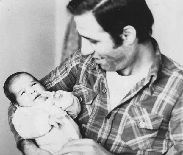 <p>1977 - Ali Sunal Kemal Sunal, ileride kendisi gibi oyuncu olacak, hatta son filmini beraber oynayacağı oğlu Ali Sunal'ı severken.</p>
<p> </p>