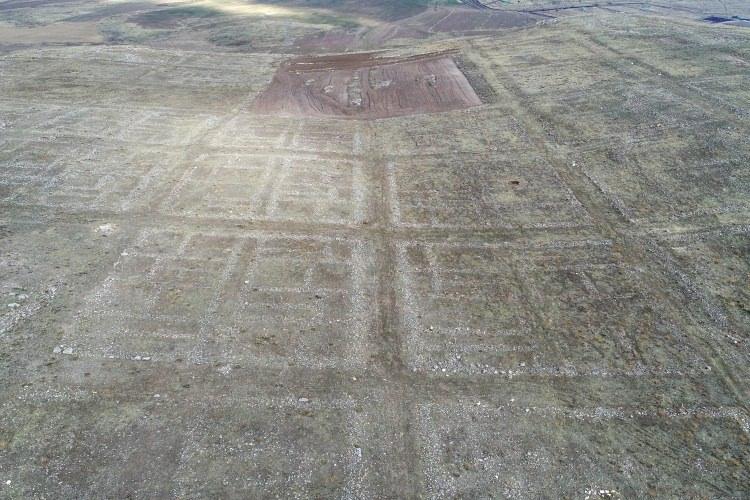 <p><strong>Böyle bakıldığında, binlerce evden oluşan bir yerleşmeden söz edildiğini belirten Konyar, şöyle devam etti:</strong></p>
<p>"Izgara planlı, oldukça düzgün cadde ve sokakları olan bir kentten bahsetmek mümkün. Bu durum aslında modern toplu konut anlayışının Doğu Anadolu'daki ilk örneğini akla getiriyor. Zaten bu ızgara planlı kentler önceden planlanmaları noktasında, kent planlanması noktasında bu şekilde algılanan kentler. Zernaki Tepe de bu açıdan, bu niteliğini koruyor. Kentin surlarla çevrili bir stadel alanı var. Metrelerce yükseklikte taş duvarlar ve bugün yıkılmış olan kerpiç bölümler bulunmakta. Standart mimarinin yapıldığı bu alanın kamusal bir işlevi olduğunu ve daha çok devlet tarafından yapıldığı izlenimi veriyor."</p>