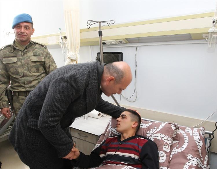 <p>İçişleri Bakanı Süleyman Soylu, Hakkari'nin Şemdinli ilçesine bağlı Derecik beldesindeki Ortaklar Süngü Tepe Üs Bölgesi'nde mühimmat deposunda meydana gelen patlamada yaralanan askerleri, tedavi gördükleri hastanede ziyaret etti.</p>

<p> </p>
