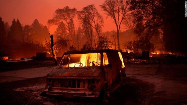 <p>Sacramento'nun kuzeyindeki Paradise şehri çevresinde perşembe günü ortaya çıkan Camp yangını güneyden esen rüzgarlarla birlikte Sacramento Vadisi boyunca 404 kilometrekarelik bir alana yayılmıştı.</p>