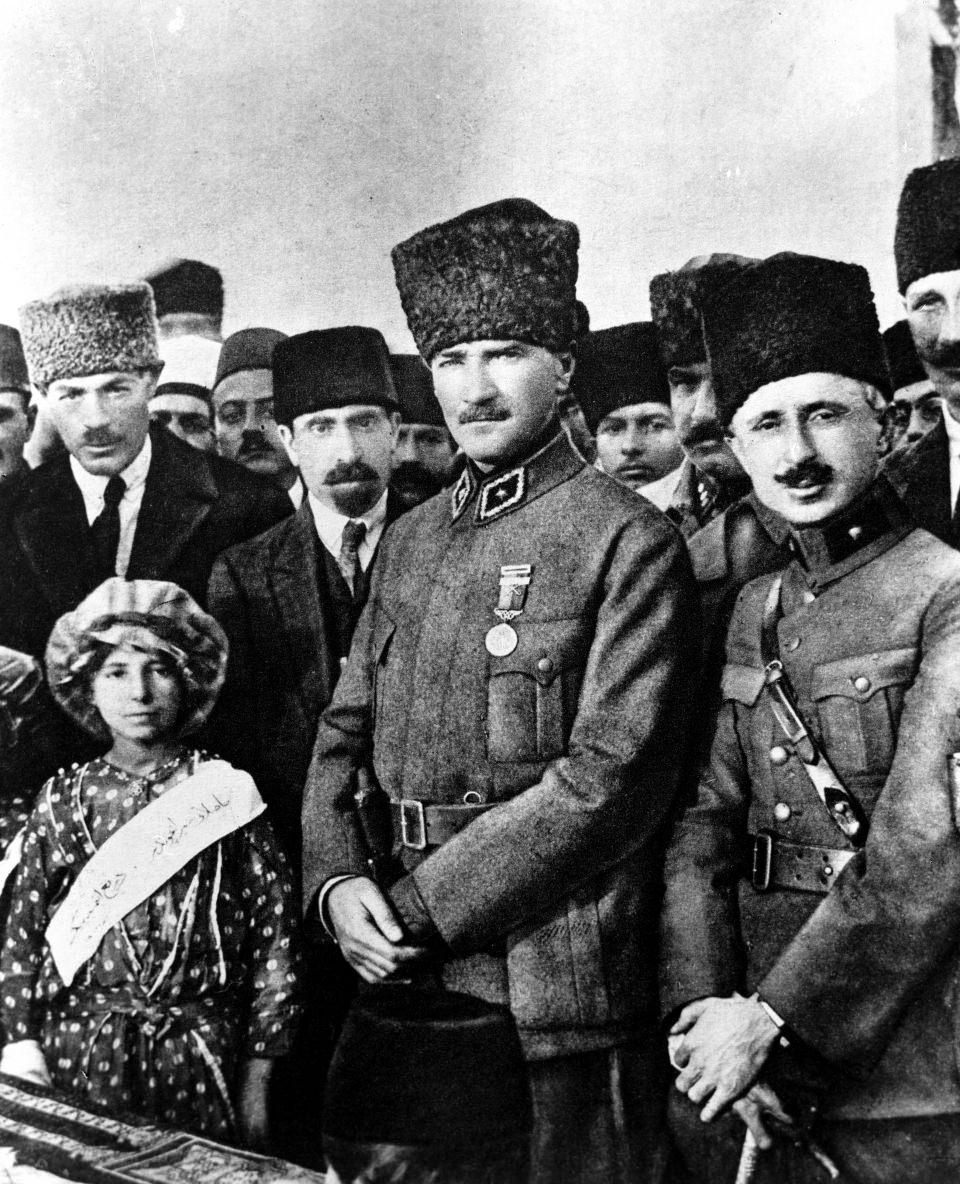 <p>Atatürk, 11 Kasım 1922'de Milli Savunma Bakanı Refet Bele (sağda), Çocuk Esirgeme Kurumu yararına düzenlenen at yarışları programına katıldı. </p>
