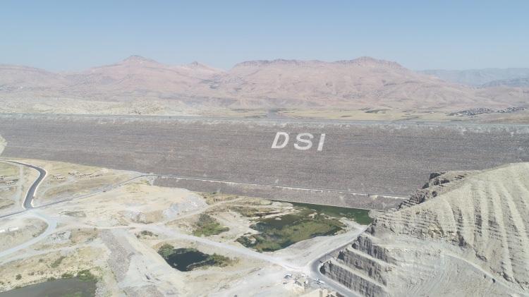 <p>Silvan Projesi tamamlandığında Diyarbakır'daki sulanan 100 bin hektarın üzerindeki arazinin 2 kat daha artacağını belirten Karahocagil, proje ile 300 binin üzerinde kişiye istihdam, ülke ekonomisine ise yıllık 1,2 milyar lira katkı sağlanacağını dile getirdi.</p>
<p> </p>