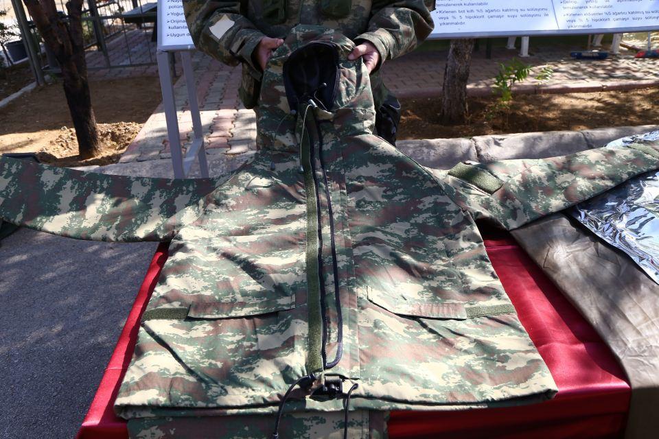<p>Her biri ayrı gaz ölçüm ve tespitinde kullanılan cihazlardan bazıları, belirli zaman aralığında maruz kalınan toplam radyasyonun dozunu ölçüyor, radyolojik ve nükleer kirlenmeyi tespit ediyor. Bunun ardından yapılanlar ise araziden alınan numunelerin uygun kaplara yerleştirilmesi, etiketlenmesi, kayıt altında tutulması ve laboratuvara gönderilmek üzere saklanması işlemlerini kapsıyor.</p>
<p>Herhangi bir zehirli gaz tespit edilmesi halinde ilgili birimlere gerekli tedbirlerin alınması konusunda bilgi aktarılıyor.</p>