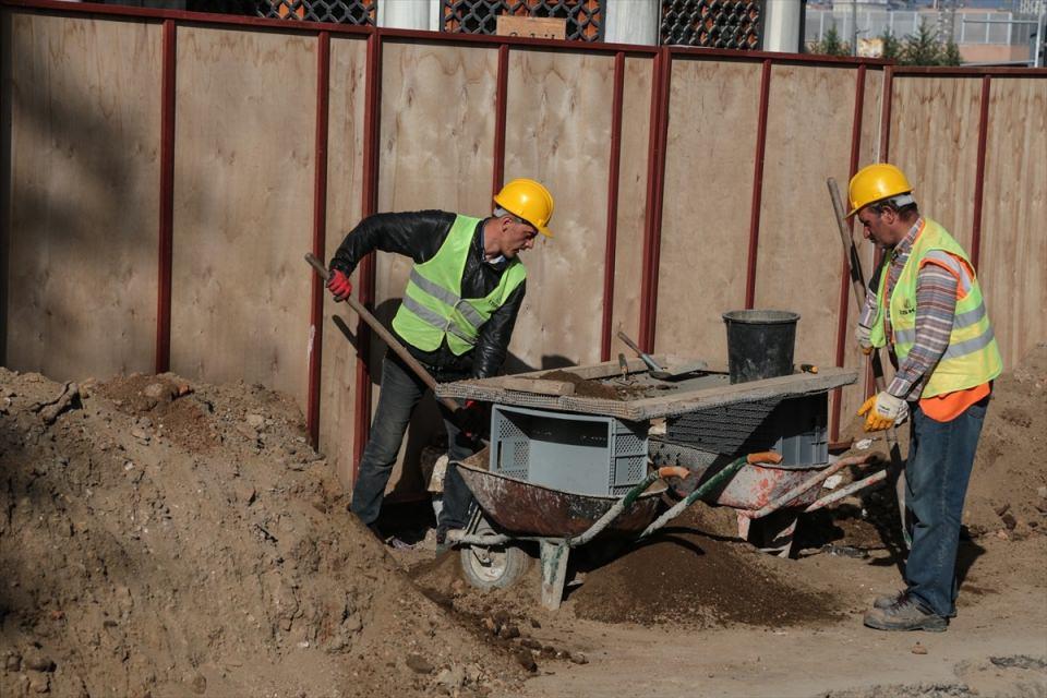 <p>Yağmur suyu kanalı 2 metre çapında ve toplam 6 bin 500 metre, atık su kanalı ise 1 metre çapında, 5 bin 500 metre uzunluğunda olacak. Böylece yerin altından açılan kanallarla yağmur suları denize verilecek.</p>