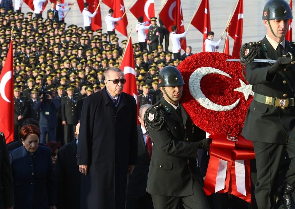 <p>Cumhurbaşkanı Recep Tayyip Erdoğan, ay yıldızlı çelengi Atatürk'ün mozelesine bıraktı. </p>
