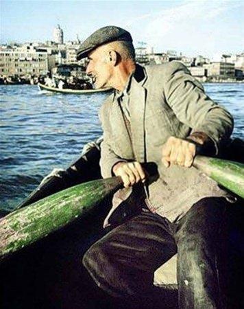 <p>Haliç'te bir sandalcı, 1960'lar.</p>

<p> </p>
