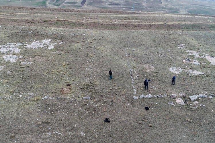 <p>Bölgenin, başlangıçta "Urartuların ızgara planlı kenti" kabul edildiğini anımsatan Konyar, daha sonra Prof. Dr. Veli Sevin ve Prof. Dr. Altan Çilingiroğlu'nun, bu yapıların daha geç bir döneme ait olabileceğini öne sürdüğünü, Dr. Bülent Genç'in de bu konuda yayın çalışması yaptığını ifade etti.</p>
<p> </p>