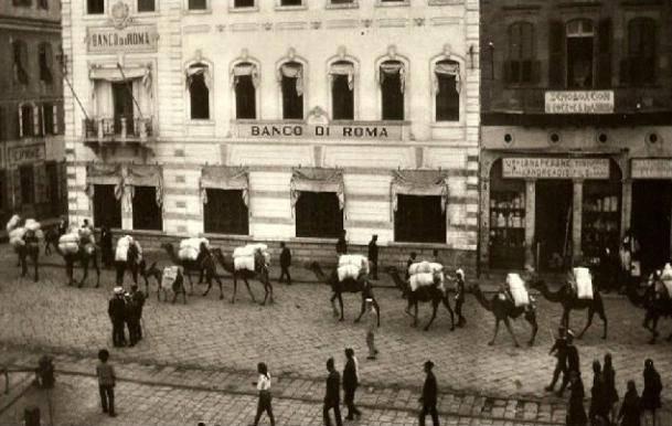 <p>1924 / İzmir'de deve kervanı Sırtlarında yüklerle Anadolu'dan yola çıkıp İzmir'in limanlarına yüklerini boşaltmak için ilerleyen develer.  </p>

<p> </p>
