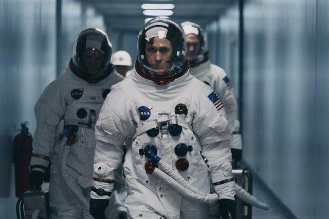 <p>First Man</p>

<p>Ay'a ayak basan ilk insan Neil Armstrong'un öyküsünü anlatan First Man'de yönetmen Damien Chazelle, izleyicileri astronotlarla aynı roket koyup uzaya yolluyor. Ryan Gosling ve Claire Goy'un oyunculaklarıyla önen çıktığı film müzikleriyle de dikkat çekiyor.</p>
