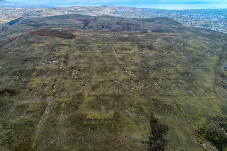 <p><strong>"Devlet tarafından yapıldığı izlenimi veriyor"</strong></p>
<p>Konyar, 270 hektarlık alana yayılan bu ızgara planlı kentin iki ana aksı bulunduğunu vurgulayarak, "Ana akslar üzerine, geniş caddelerden bahsediyoruz. Aynı planda 35x35 metre ölçülerinde alt birimler, üniteler bulunmakta. Ünitelerin her birinde de 4 evin olduğu öne sürülüyor." diye konuştu.</p>