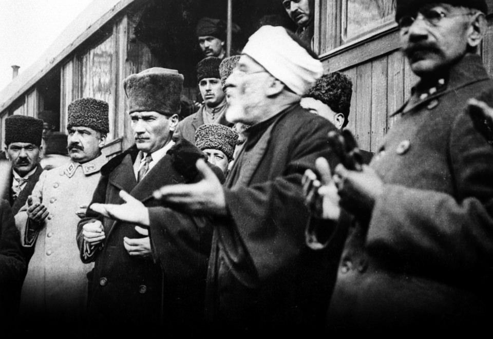 <p>Atatürk, 18 Şubat 1923'de, İzmir dönüşü Uşak Tren Garı'nda dua ile karşılandı. </p>
