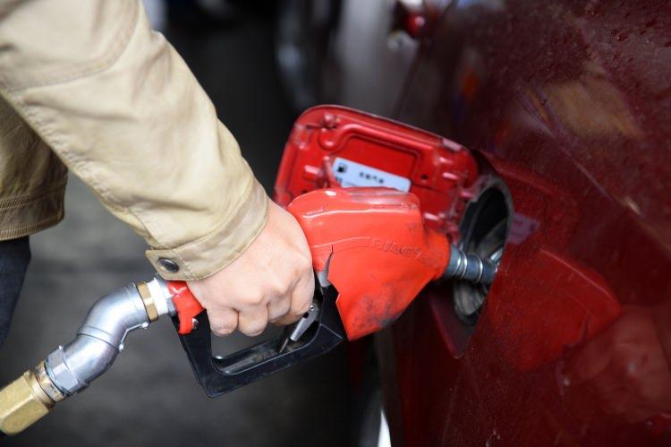 <p>İran'da ABD'nin &uuml;lkenin petrol, petrokimya ve doğal gazını hedef alan yaptırımların &uuml;zerinden 3 g&uuml;n ge&ccedil;mesine rağmen piyasada panik havası oluşmadı, d&ouml;viz kuru sabit kaldı, &ccedil;arşı pazardaki esnaf ile vatandaşlardan farklı bir tepki meydana gelmedi ve ekonomide daha istikrarlı bir tablo g&ouml;zleniyor.&nbsp;</p>

<p>&nbsp;</p>
