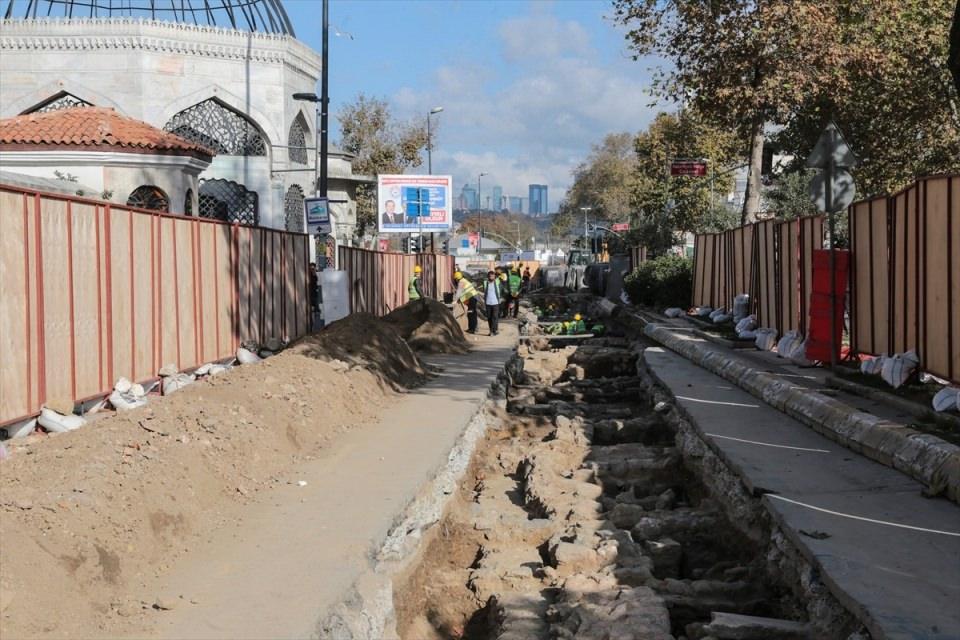 <p>Titiz bir çalışma yürüten ekipler, yapıların etrafındaki toprakları da eleyerek, küçük eserlerin ortaya çıkmasını sağlıyor.</p>
