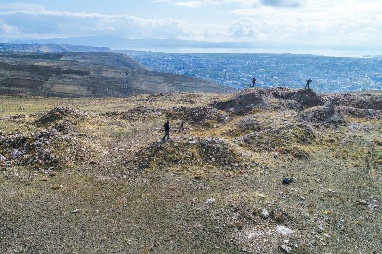 <p>Buradaki yaklaşık 270 hektarlık alanda, 70 bin kişinin yaşadığı tahminini dile getiren Konyar, "Burası ilk 19. yüzyılda keşfedildi ve yayınlarda geçmeye başladı ancak arkeoloji literatürüne 1950'li yıllarda girdi." dedi.</p>
<p> </p>
