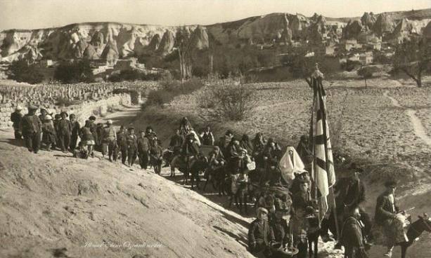 <p>1929 / Peri düğünü Üçhisarlı damat elindeki düğün bayrağı ve gelin alayı eşliğinde gelinin köyü Kapadokya'dan geçiyorlar.   </p>

<p> </p>
