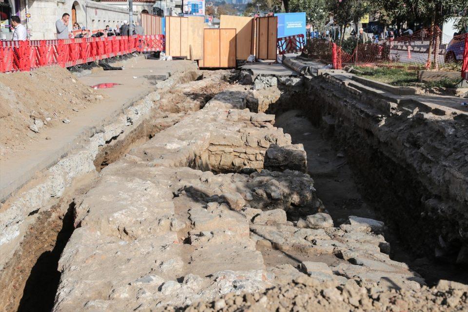 <p>Müze, 5 arkeolog görevlendirerek arkeolojik kazıya başladı. Kazı çalışmaları sırasında çıkan dükkan, konut gibi mimari yapı kalıntılarının, Osmanlı dönemine ait olduğunun belirlenmesi üzerine, kalıntıların belgeleme çalışmalarına başlandı. </p>