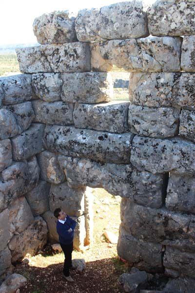 <p>Adıyaman Müze Müdür Vekili Mehmet Alkan askeri kulenin bulunmasından sonra yapılan ikinci incelemenin ardından, 10 metre yüksekliğindeki askeri kulenin 2 katlı olduğunu ve kapı üzerinde kılıca benzetilen kabartmanın Yunan Mitolojisi'nde Herakles, Roma Mitolojisi'nde Herkül'ün sopası olduğunu söyledi.</p>
