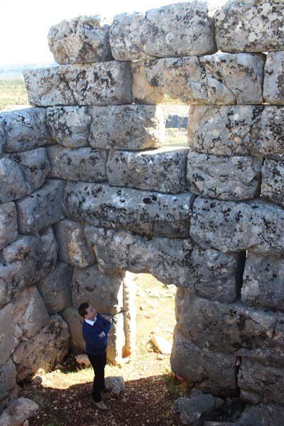 <p>Adıyaman Müze Müdür Vekili Mehmet Alkan askeri kulenin bulunmasından sonra yapılan ikinci incelemenin ardından, 10 metre yüksekliğindeki askeri kulenin 2 katlı olduğunu ve kapı üzerinde kılıca benzetilen kabartmanın Yunan Mitolojisi'nde Herakles, Roma Mitolojisi'nde Herkül'ün sopası olduğunu söyledi.</p>