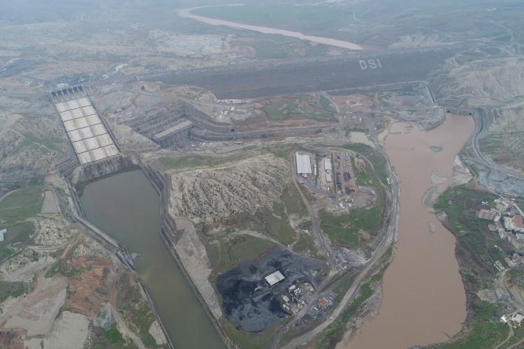 <p><strong>Cizre Barajı 120 bin hektardan fazla alanı sulayacak</strong></p>
<p>Karahocagil, Ilısu'nun Atatürk Barajı gibi Dicle Nehri üzerindeki depo barajlardan olduğunu vurgulayarak, şunları kaydetti:</p>
<p>"Bin 200 megavatlık da elektrik üretim gücüne sahip olacak. İnşaatında da yüzde 90'lara yaklaşılmış durumdadır. Ilısu Barajı önümüzdeki yıllarda mutlaka su tutacak, bu baraj bittikten sonra da buna bağlı olarak yapılacak olan Cizre Barajı var. Oda çok ciddi bir sulama yapacak. </p>