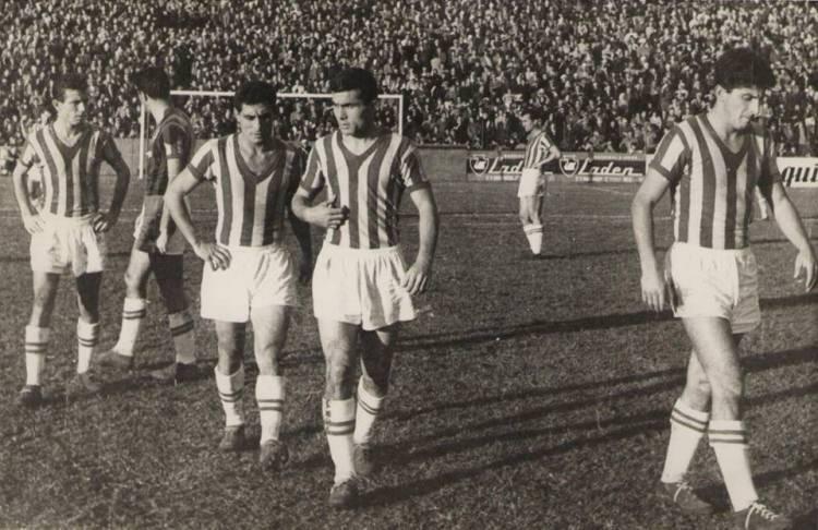 <p>14 Haziran 1959 - Fenerbahçeliler ısınırken Galatasaray maçı öncesi ısınan Fenerbahçeli futbolcular. Fenerbahçe, Galatasaray'ı 4-0 mağlup edip şampiyon olmuştur.</p>
<p> </p>