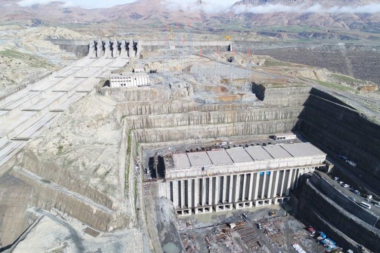 <p><strong>İki yıla kadar Dicle Nehri üzerinde de devasa eserleri halkın hizmetine sunmayı hedeflediklerini anlatan Karahocagil, şöyle devam etti:</strong></p>
<p>"Dicle Nehri üzerindeki baraj inşaatlarımız sürüyor. Bitmiş barajlarımızdan olan Kralkızı, Dicle ve Batman Barajlarımız hem sulama yapıyor hem de enerji üretiyor.</p>