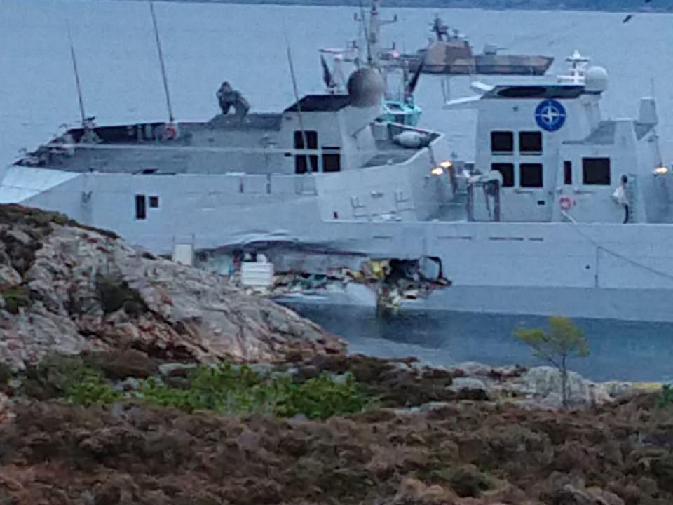 <p>Norveç'in batı kıyısı açıklarında bir petrol tankeri ve askeri fırkateyn çarpıştı. Çarpışma sonucu 7 kişi yaralanırken, 137 kişinin tahliye sorunsuz gerçekleşti. Ancak gemi her geçen saat su alıyor ve batışı devam ediyor.</p>

<p> </p>
