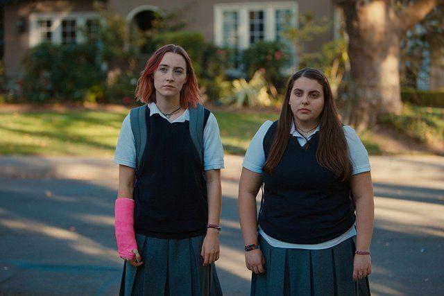 <p>Lady Bird</p>

<p>Oyuncu Greta Gerwig, ilk yönetmenlik deneyiminde 40 yıllık ustalar taş çıkarıyor. Annesi gibi olmamak için uğraşan Lady Bird'ün hikayesini anlatan filmde genç oyuncu Saoirse Ronan, bir kez daha muhteşem bir performans ortaya koyuyor.</p>
