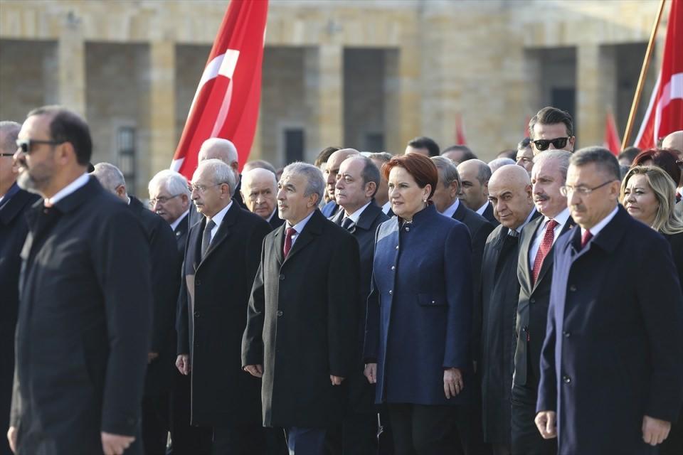 <p>Törene CHP Genel Başkanı Kemal Kılıçdaroğlu, MHP Genel Başkanı Devlet Bahçeli, İYİ Parti Genel Başkanı Meral Akşener ve AK Parti Grup Başkanı Naci Bostancı da katıldı.</p>

<p> </p>
