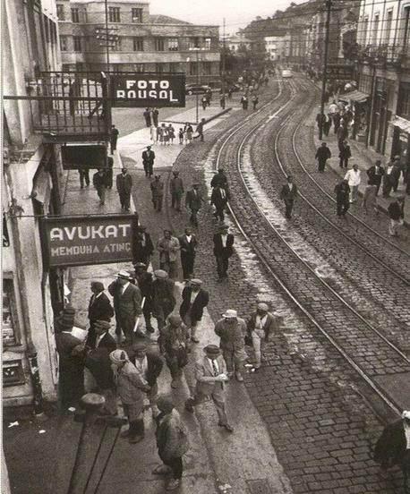 <p>1951  / Zonguldak Şehrin tam ortasından geçen ve taş kömürü taşıyan tren yolları. Fotoğrafçı, kart baskının arkasına fotoğrafın kullanılmaması halinde Washington'da verdiği adrese geri gönderilmesini rica ettiği bir not düşmüş.   </p>

<p> </p>
