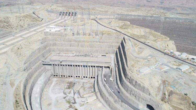 <p><strong> GAP'ın gözü Dicle Nehri'nde </strong></p>
<p>Sadrettin Karahocagil, GAP kapsamında öncelikli olarak Fırat Nehri üzerindeki barajlara yoğunlaşıldığını hatırlattı.</p>
<p>Fırat Nehri üzerinde 5 büyük barajın tamamlanarak ülkenin ve bölgenin hizmetine sunulduğunu anımsatan Karahocagil, şimdi idare olarak bütün enerjilerini Dicle Nehri üzerindeki baraj ve projelere verdiklerini söyledi.</p>