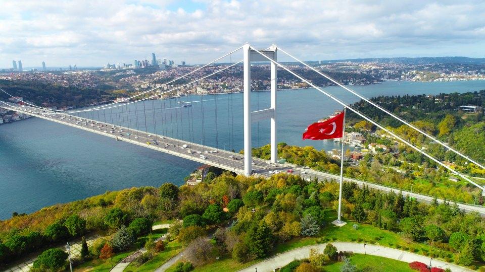 <p>İstanbul’a sonbaharın gelmesiyle boğaz sırtlarında bulunan ağaçların rengarenk hale bürünmesi görenleri mest etti. İstanbul’un hayran bırakan sonbahar manzaraları havadan görüntülendi. </p>
