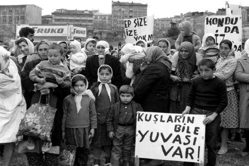 <p>Konut hakkı için çoluk çocuk yürüyen insanlar; “Gecekonduda biz, Teşvikiye’de siz”, “Kuşların bile yuvası var” pankartlarıyla...</p>

<p> </p>
